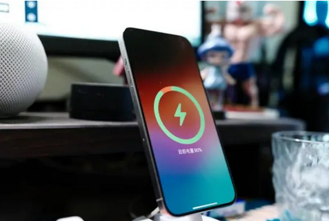 乐清苹果15换屏服务分享用什么充电器给iPhone15充电更好 